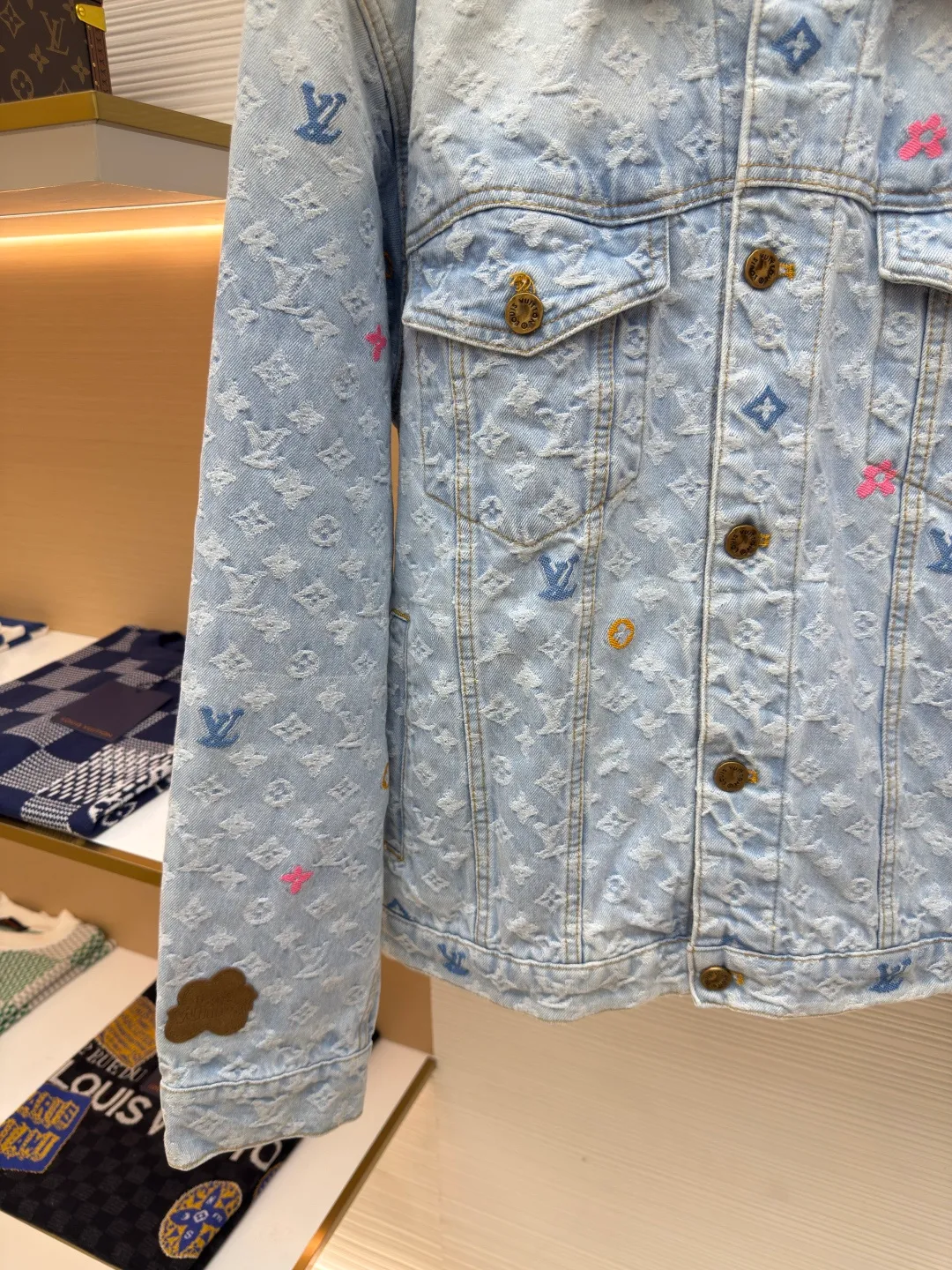 LOUIS VUITTON colorful letter jacquard denim jacket ●Authentic product: Purchased and developed at 26300 ●Item number: 1680111-C45 ●Fabric: cotton denim fabric ●Technology: embroidery ●Version: fitted version ●Weight: about 1245 grams ●Size: 46-48-50-52 ●Description: It is made of unique washed denim cotton with excellent elasticity and stretchability. The entire model has been washed twice to achieve the perfect texture and color. The various wiring and workmanship are even more meticulous. The whole body is customized with hardware and customized leather labels. All details are perfect! The overall wiring is straight and delicate, the fabric is comfortable and soft, and the color is consistent without color difference. It can be matched with the same style to create a fashionable look and control various occasions. Customized accessories, complete with three standards, same style for men and women!